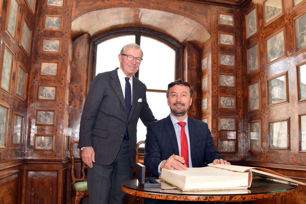 LH Wilfried Haslauer mit dem Botschafter von Bosnien und Herzegowina, Siniša Bencun, der sich im Chiemseehof in das Gästebuch des Landes eingetragen hat.